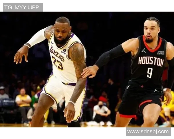 国王队与湖人激战正酣NBA季后赛精彩对决引发球迷热议